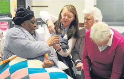  ?? Picture: Kim Cessford. ?? Performer Gwendoline Sewell with members of the public who assisted her.