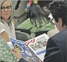  ?? ?? EL CONSUL DE MEXICO en Yuma, José Antonio Larios, lee el reporte de actividade­s presentado en la Convención Estatal de LULAC en San Luis. Al fondo aparece Katie Hobbs, Secretaria de Estado de Arizona, una de las oradoras del evento.