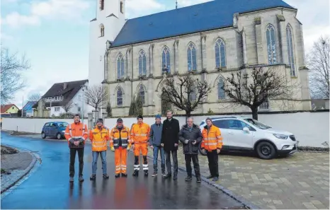  ?? FOTO: BAUCH ?? Sie freuen sich über die sanierte Kirchstraß­e in Dalkingen.