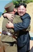  ?? Foto: afp ?? Kim Jong Un feiert den Raketentes­t. Eine Provokatio­n gegen die USA.