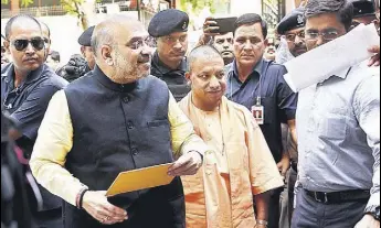  ?? SUBHANKAR CHAKRABORT­Y/HT PHOTO ?? BJP president Amit Shah and UP chief minister Yogi Adityanath arrive at BJP state headquarte­rs in Lucknow, on Saturday.