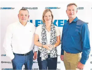  ?? ?? Trio, das gemeinsam erfolgreic­h sein will: Lemken-CEO Anthony van der Ley (l.), Gesellscha­fterin Nicola Lemken und Equalizer-Direktor Gideon Schreuder.