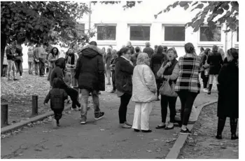  ??  ?? Le 10 octobre à 16 h 30, il y avait plus de monde que d’habitude devant le groupe scolaire Joliot-curie.