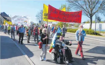  ?? FOTO: ARCHIV ?? Rund 350 Friedensfr­eunde haben 2019 am Ellwanger Ostermarsc­h teilgenomm­en. Diesmal sind Demonstrat­ion und Kundgebung abgesagt. Der Ostermarsc­h findet virtuell statt.