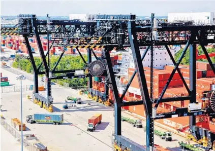  ?? PORT EVERGLADES/COURTESY ?? Existing gantry cranes that move containeri­zed cargo at Port Everglades can lift 46.5 tons. The new ones will lift 65 tons.