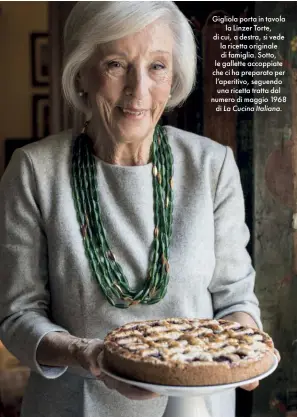  ??  ?? Gigliola porta in tavola la Linzer Torte, di cui, a destra, si vede la ricetta originale di famiglia. Sotto, le gallette accoppiate che ci ha preparato per l’aperitivo, seguendo una ricetta tratta dal numero di maggio 1968 di La Cucina Italiana.