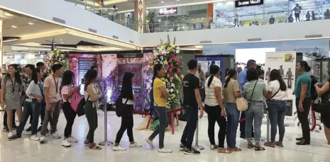  ??  ?? People fall in line to enter the ‘War of Our Fathers’ exhibit at Robinsons Place Tacloban, Leyte.