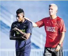  ?? AFP ?? Breel Embolo (l.) und Vladimir Petkovic im gestrigen Training.