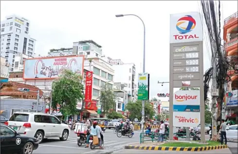  ?? HONG MENEA ?? A sign displaying the new price of retail petrol on Tuesday in the capital.