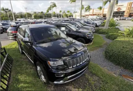  ?? THE ASSOCIATED PRESS ?? Jeep Grand Cherokees appear on display at a Fiat Chrysler dealership in Doral, Fla. On Thursday, the U.S. government alleged that Fiat Chrysler Automobile­s failed to disclose that software in some of its pickups and SUVs with diesel engines allows them...