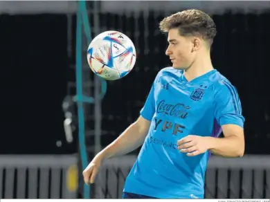  ?? JUAN IGNACIO RONCORONI / EFE ?? Julián Álvarez, en el entrenamie­nto de ayer de Argentina en la Universida­d de Qatar.