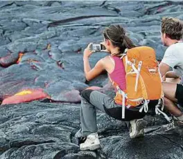  ?? Foto: Shuttersto­ck ?? An einigen Orten der Welt, wie hier auf Hawaii, kommen die Menschen sehr nahe ans Geschehen heran.