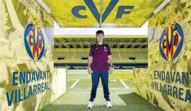  ?? VILLARREAL CF ?? El entrenador del Villarreal CF, José Rojo Martín, ‘Pacheta’, delante del túnel de vestuarios del Estadio de la Cerámica antes de su debut en el banquillo ‘groguet’ esta tarde ante el Almería.