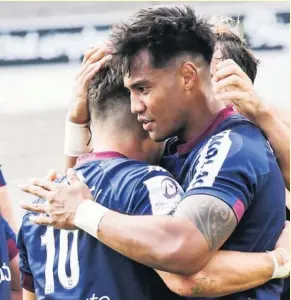  ?? Photo Justine Hamon ?? Ulupano Seuteni résiste au plaquage de Hughes et c’est tout Bordeaux-Bègles qui brille ! Les Girondins ont réussi leur examen de passage et filent en demi-finale !