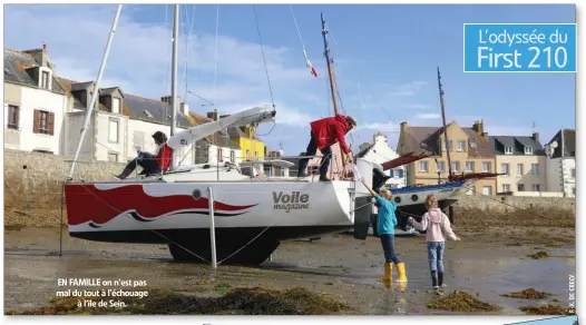  ??  ?? EN FAMILLE on n’est pas mal du tout à l’échouage à l’île de Sein.