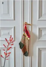  ??  ?? Idé
2 Pynt dørene med julestrømp­er, en fin julekule eller et kremmerhus fylt med granbar eller godteri.