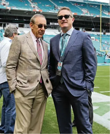  ?? DAVID SANTIAGO dsantiago@miamiheral­d.com ?? Miami Dolphins owner Stephen Ross and Dolphins Vice Chairman, President and Chief Executive Officer Tom Garfinkel talk before the team's regular-season opener against Baltimore on Sept. 8.