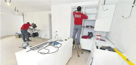  ?? MEDITERRÁN­EO ?? Un equipo de operarios de una empresa especializ­ada trabaja en la renovación de una cocina en una vivienda de Castellón.