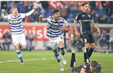  ?? FOTO: FIRO /VOLKER NAGRASZUS ?? Jubel, Euphorie, Ekstase: Es war der große Abend des Enis Hajri, der mit seinem Siegtreffe­r in der Nachspielz­eit das wichtige Duell gegen den 1. FC Magdeburg entschied.