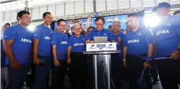  ??  ?? Abang Johari places a chip into the rostrum to symbolical­ly launch the BN Sarawak Youth machinery while Uggah (fourth left), Snowdan (second right), Tupong assemblyma­n Fazzrudin Abdul Rahman (second left), Rentap (third right), Tiang (third left) and...