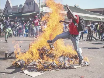  ??  ?? Des manifestan­ts y sont allés de quelques coups d’éclat dans la capitale du Zimbabwe, Harare. - Associated Press: Mujahis Safodien