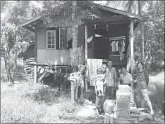  ??  ?? Hope Place volunteers present food items to A’mshah during a visit to his dilapidate­d wooden house.