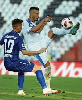  ??  ?? Solider Sechser: Niclas Erlbeck (rechts) hat das erste Drittliga-Jahr des FCC fast komplett verpasst. Jetzt ist er in der Spur. Foto: Thomas Corbus