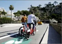  ??  ?? La nouvelle piste cyclable mène de Fontvieill­e au quai Antoine-er.