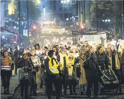  ?? FOTO: ANTERO HEIN ?? DEMONSTRER­ER FOR DYRA: NOAH arrangerte fakkeltog mot pels for første gang for 14 år siden, og nå er det klart for ny markering. Her fra fjorårets fakkeltog i Oslo.