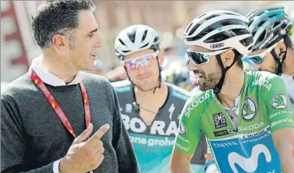  ?? FOTO: EFE ?? Miguel Indurain junto a Alejandro Valverde en una de las salidas de etapa de esta edición de la Vuelta