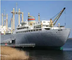  ?? Foto: dpa/Bernd Wüstneck ?? Das Traditions­schiff im Rostocker IGA-Park