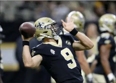  ?? BILL FEIG — THE ASSOCIATED PRESS ?? Saints quarterbac­k Drew Brees (9) warms up before an NFL preseason game against the Cardinals in New Orleans.