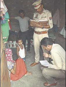  ?? HT PHOTO ?? SPOOKY TALES: Police recording the statement of complainan­t Zeenath in Ludhiana on Sunday.