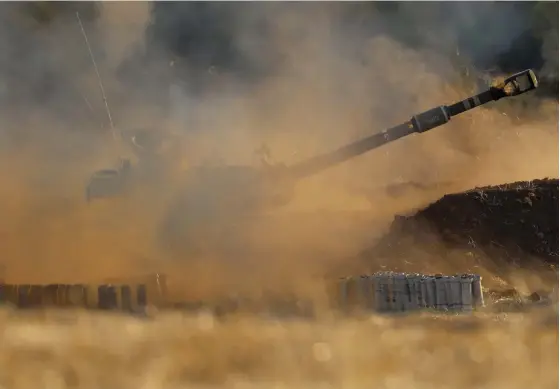  ?? FOTO: ARIEL SCHALIT/TT-AP ?? En israelisk artillerip­jäs vid Gazaremsan på torsdagen.