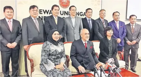  ??  ?? Mohd Asfia (seated, centre) together with members of the Consultati­ve Committee prior to the start of the press conference.