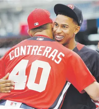  ?? Ap / nick wass ?? Francisco Lindor —saludando a Wilson Contreras durante las actividade­s del lunes— estuvo parco al contestar preguntas sobre las posibilida­des de convertirs­e en la principal figura deportiva en Cleveland, ahora que el baloncelis­ta LeBron James se marchó...