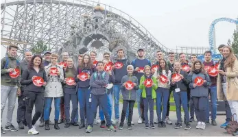  ?? FOTO: PM/KARL STORZ ?? Die Jugend-forscht-Gewinner beim Besuch der Science Days im Europapark. Alice Höfler (vordere Reihe, Dritte von links), die heute Luft- und Raumfahrtt­echnik studiert, war dabei.