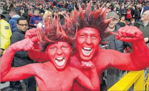  ??  ?? COLORIDO. Los aficionado­s del Manchester United tiñen de rojo las calles de Vigo para vivir la ida de la semifinal de la Europa League.