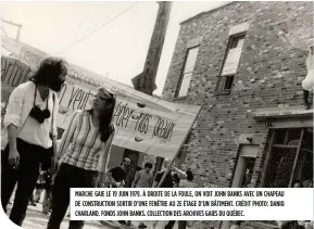  ??  ?? MARCHE GAIE LE 19 JUIN 1979. À DROITE DE LA FOULE, ON VOIT JOHN BANKS AVEC UN CHAPEAU DE CONSTRUCTI­ON SORTIR D’UNE FENÊTRE AU 2E ÉTAGE D’UN BÂTIMENT. CRÉDIT PHOTO: DANIQ CHARLAND. FONDS JOHN BANKS. COLLECTION DES ARCHIVES GAIES DU QUÉBEC.