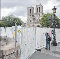  ?? IAN LANGSDON / EFE ?? París. Los turistas miran a través de los paneles de seguridad.