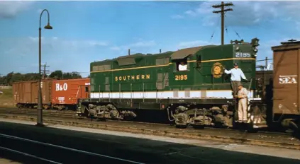  ??  ?? Right: Southern GP7 2195 shows off its original green body color as it works in the joint SOU-N&W yard at Bristol on August 8, 1956.