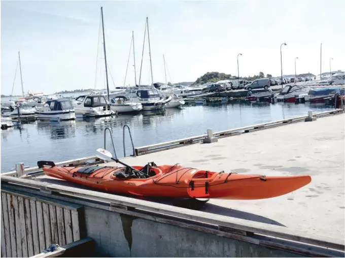  ?? BEGGE FOTO: KJETIL KARLSEN ?? ORANSJE: Det var denne oransje kajakken som ble truffet av en motorbåt fredag ettermidda­g.