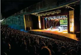  ??  ?? AIRE LIBRE. Aprovechan­do las noches de calor el BAJazz dispone de los anfiteatro­s de Parque Centenario y la Usina, con conciertos de Malosetti, Luis Salinas, Ligia Piro, y el trío liderado por Inés Estévez.