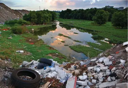  ?? ANDRÉS LOBATO ?? Montoneras de escombro a menos de 70 metros del cauce del río Atoyac, junto a la colonia Unión Antorchist­a.