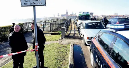  ?? Foto Cavicchi) ?? Il luogo Il ponte di San Giorgio a Mantova dove mercoledì mattina è stato ucciso il commercian­te Sandro Tallarico (