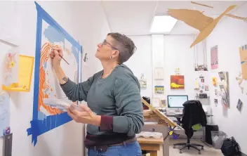  ?? MARLA BROSE/JOURNAL ?? Sheri Crider is both a sculptor and a painter. Here she works on a painting in her Sanitary Tortilla Factory space.