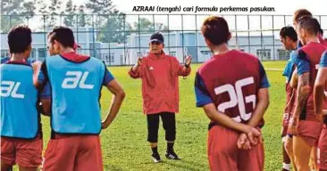  ??  ?? AZRAAI (tengah) cari formula perkemas pasukan.