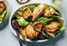  ?? ?? Spicy, Lemony Chicken Breasts With Croutons and Greens. David Malosh, © The New York Times Co.