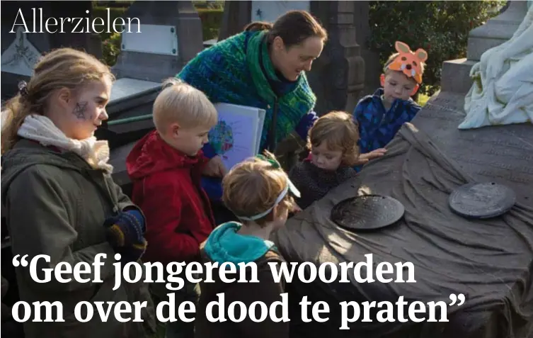  ?? FOTO JORIS HERREGODS ?? Tamara Ingels gidst enkele kinderen rond op de Antwerpse begraafpla­ats Schoonselh­of. “Een kerkhof bezoeken kan ook erg mooi en verrijkend zijn.”