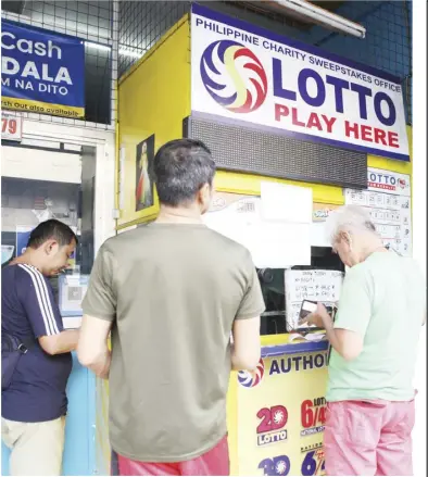  ?? PHOTOGRAPH BY JOEY SANCHEZ MENDOZA FOR THE DAILY TRIBUNE @tribunephl_joey ?? AMID the controvers­y generated by a viral photo of a lottery winner, now under Senate investigat­ion, lotto bettors on Wednesday continue to play at a lottery outlet along Pedro Gil Street in Paco, Manila hoping to win the jackpot.
